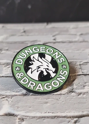 Pin's Officiel Dungeons & Dragons  Logo Cercle Dragon & Dés, marke: D&D, zustand: Neu, 3,50 €, 4,38 € inklusive Vinted-Käuferschutz