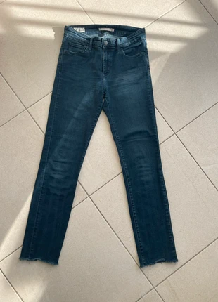 Jean bleu Levi’s 712 Slim bleu – Taille 34, merk: Levi's, staat: Heel goed, maat: XS / 34 / 6, € 10,00, € 11,20 inclusief Kopersbescherming