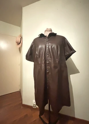 Robe simili cuir marron. Taille 56, marke: Kiabi, zustand: Sehr gut, größe: 8XL / 56 / 28, 12,50 €, 13,83 € inklusive Vinted-Käuferschutz