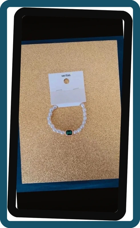 Bracelet avec pierre style “émeraude “ et perle blanches nacrées Veritas . - photo numéro 2