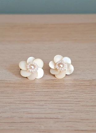 Boucles d'oreilles clips en nacre véritable,  vintage années 50 mid century earrings, marque: Vintage Chic, état: Bon état, 8,00 €, 9,10 € Protection acheteurs incluse