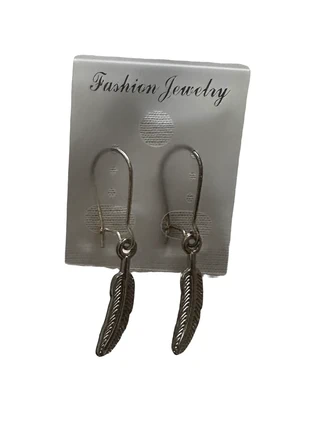 Zilverkleurige oorbellen met veer bedel, merk: Fashion Jewelry, staat: Nieuw zonder prijskaartje, € 3,50, € 4,38 inclusief Kopersbescherming