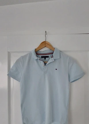 Tommy de licht blauwe polo, merk: Tommy Hilfiger, staat: Heel goed, maat: 10 jaar / 140 cm, € 5,00, € 5,95 inclusief Kopersbescherming