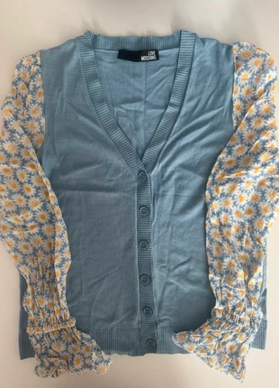 Love Moschino cardigan mit Blumenärmeln, floral sleeves, maniche a fiori, manches fleuries, brand: Love Moschino, condizioni: Ottime, taglia: S / IT 40 / EU 36, €49.00, €52.15 include la Protezione acquisti