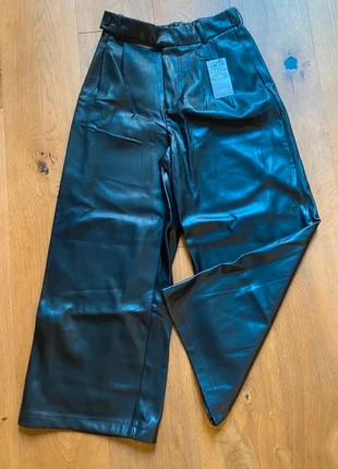 NWT Stradivarius Faux Leather Wide Leg Pants Size 36 / US 4 / UK 8, merk: Stradivarius, staat: Nieuw met prijskaartje, maat: S / 36 / 8, € 15,00, € 16,45 inclusief Kopersbescherming