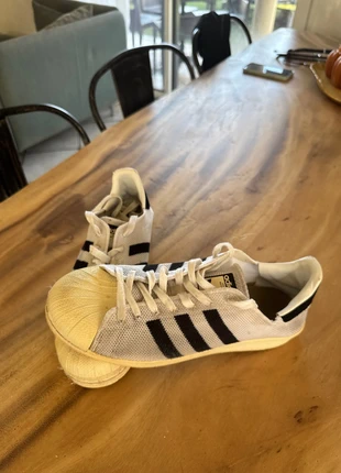 Baskets Adidas blanches à bandes noires – Taille 44, marke: adidas, zustand: Zufriedenstellend, größe: 44, 5,00 €, 5,95 € inklusive Vinted-Käuferschutz