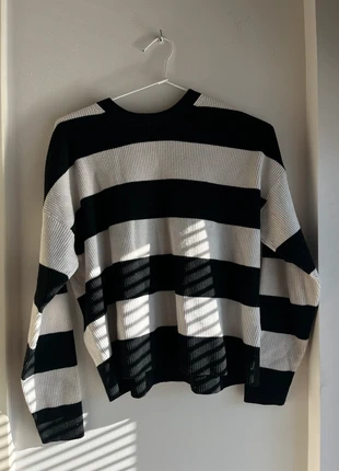 Kitted black and withe striped jumper, marque: Bershka, état: Très bon état, taille: M / 38 / 10, 5,00 €, 5,95 € Protection acheteurs incluse