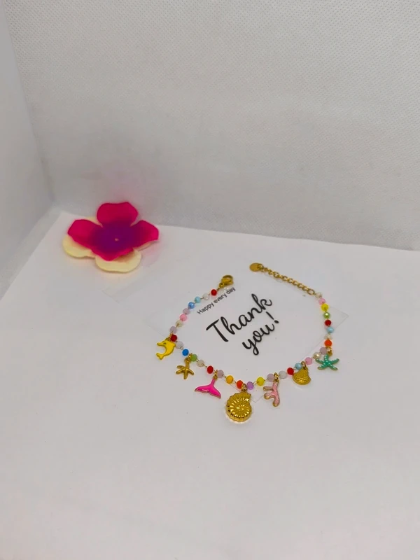Bracelet doré et multicolore avec perles de cristal et breloques de la mer - photo numéro 4