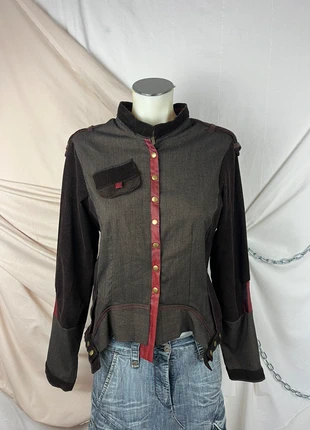 Brown deconstructed jacket with red details and copper buttons, V-cut at the back, marca: Avant Garde, estado: Muito bom, tamanho: M / 38 / 10, €52.00, €55.30 inclui Proteção do Comprador Pro