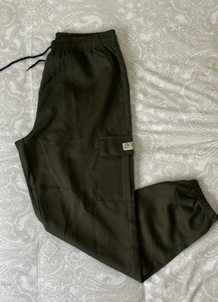 Essential Military Green Cargo Pants – Oversized Streetwear Style, marque: Local, état: Neuf sans étiquette, taille: 4XL, 14,95 €, 16,40 € Protection acheteurs incluse