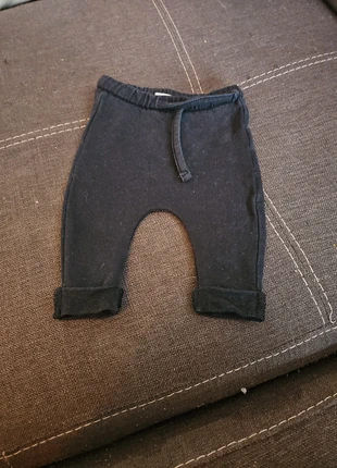 Zwart broekje, marque: merkloos, état: Très bon état, taille: Jusqu'à 1 mois / 50 cm, 2,00 €, 2,80 € Protection acheteurs incluse