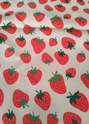 Tissu fraises, marque: TISSU, état: Très bon état, 3,00 €, 3,85 € Protection acheteurs (Pro) incluse