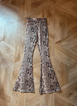 One Above Another high waist flare leggings with snake print size 34, marque: One Above Another, état: Neuf sans étiquette, taille: XS / 34 / 6, 15,00 €, 16,45 € Protection acheteurs incluse