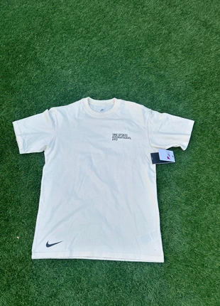 T-shirt manches courtes beige et noir Nike taille S, marke: Nike, zustand: Neu, mit Etikett, größe: S, 22,00 €, 23,80 € inklusive Vinted-Käuferschutz
