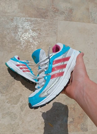 Paire de chaussures sneakers running Adidas coloré taille 37 1/3, marke: adidas, zustand: Sehr gut, größe: 37, 25,00 €, 26,95 € inklusive Vinted-Käuferschutz
