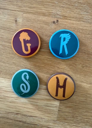 Set 4 Anstecknadeln Pins Broschen Harry Potter Fans Gryffindor Slytherin Brosche, marque: Harry Potter, état: Très bon état, 5,00 €, 5,95 € Protection acheteurs incluse