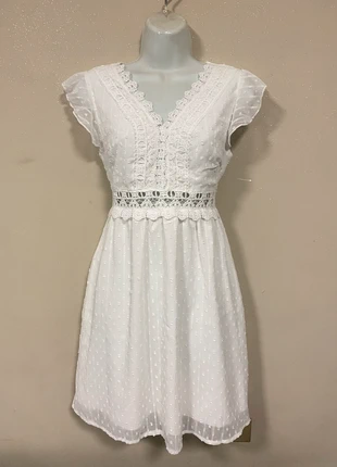 Vestito bianco estivo con sotto-gonna, scollo a V, con decorazioni merletto, tg.S/M -Made in Italy, merk: COQUETTE, staat: Nieuw met prijskaartje, maat: S / 36 / 8, € 22,50, € 24,33 inclusief Kopersbescherming