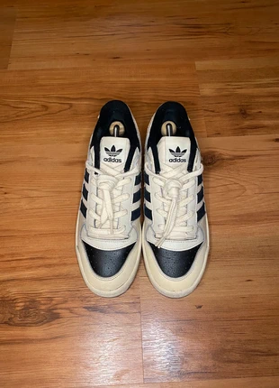 Sneakers Adidas noire et blanche, marke: adidas, zustand: Gut, größe: 43, 30,00 €, 32,20 € inklusive Vinted-Käuferschutz