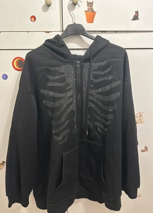 Black zip-up hoodie with skeleton design - Size L, estado: Nuevo sin etiquetas, tamaño: L, 14,00 €, 15,40 € Protección al comprador incluida