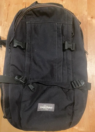 Sac à dos Eastpak noir seconde main – modèle compartimenté avec poche ordinateur, merk: Eastpak, staat: Heel goed, € 30,00, € 32,20 inclusief Kopersbescherming