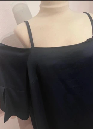 Off shoulder blauwe top satijn, merk: River Island, staat: Heel goed, maat: 4XL / 48 / 20, € 9,00, € 10,15 inclusief Kopersbescherming