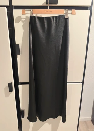 jupe mi-longue en satin noire, marque: Mango, état: Très bon état, taille: XXS / 32 / 4, 8,00 €, 9,10 € Protection acheteurs incluse