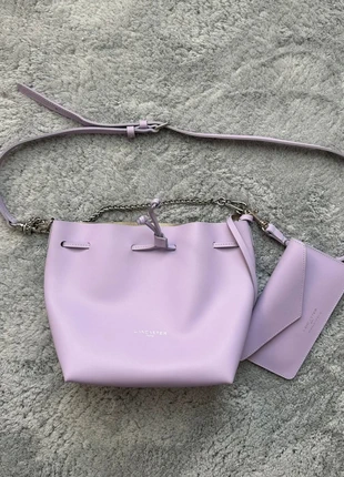Sac à main bandoulière seau Lancaster lilas avec logo argenté et petite sacoche, marke: Lancaster, zustand: Sehr gut, 45,00 €, 47,95 € beinhaltet Vinted-Käuferschutz Pro