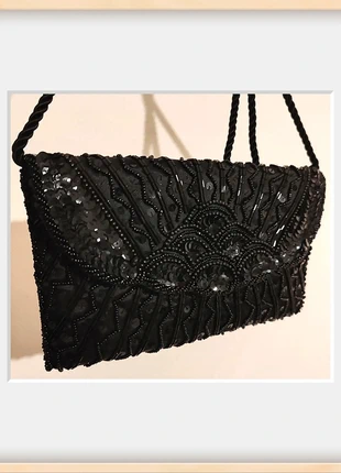 Pochette elegante in raso con perline e pailettes, brand: The Unbranded Brand, condizioni: Ottime, €6.00, €7.00 include la Protezione acquisti