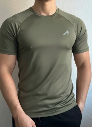 Lot de 2 t-shirts de compression sport BoohooMAN Active (noir + kaki) - Taille L, marque: BoohooMAN, état: Très bon état, taille: L, 25,00 €, 26,95 € Protection acheteurs incluse