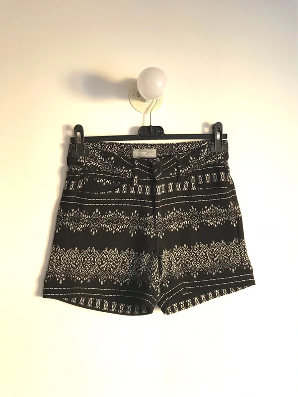 Short d’hiver noir à imprimés blanc taille 36 neuf jamais porté - photo numéro 2