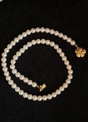 Très joli collier de perle de qualité 🤍💛et beau fermoir en fleur, marque: Vintage Chic, état: Bon état, 8,90 €, 10,05 € Protection acheteurs (Pro) incluse