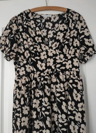 Robe noire à fleurs crèmes M/L très bon état In april 1986, marque: In April 1986, état: Très bon état, taille: M / 38 / 10, 8,00 €, 9,10 € Protection acheteurs incluse