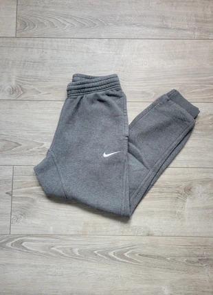 jogging / pantalon nike swoosh gris foncé logo blanc brodé taille S homme, merk: Nike, staat: Heel goed, maat: S, € 24,99, € 26,94 inclusief Kopersbescherming Pro