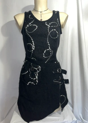 Robe y2k asymétrique en laine brodée avec poches et boucles style gothique années 2000, staat: Heel goed, maat: S / 36 / 8, € 9,00, € 10,15 inclusief Kopersbescherming