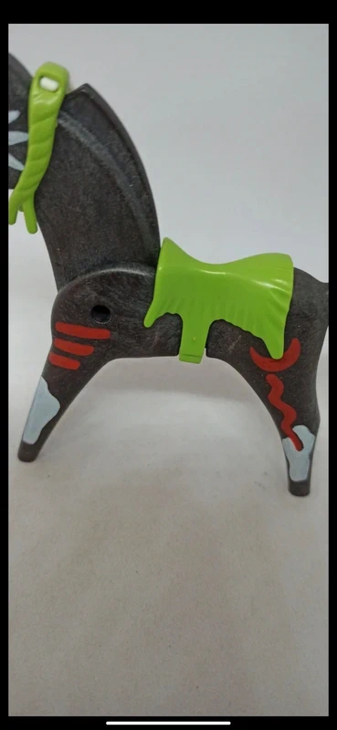 Cheval indien noir avec peintures et selle playmobil - photo numéro 3