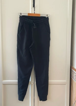 Pantalón chandal, merk: Kiabi, staat: Heel goed, maat: 12 jaar / 152 cm, € 3,00, € 3,85 inclusief Kopersbescherming