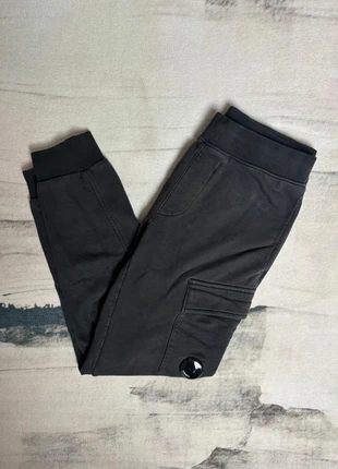sweatpants noirs CP Company avec poches zippées et une poche cargo sur la jambe gauche, taille S, brand: C.P. Company, condition: Very good, size: S, €104.00, €109.90 includes Buyer Protection