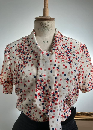 Vintage blouse met lavallière kraag en blauw rode stipjes print, merk: Daxon, staat: Heel goed, maat: M / 38 / 10, € 14,00, € 15,40 inclusief Kopersbescherming