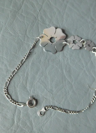 Bracelet gourmette chaine figaro 3 fleurs grise argent massif 925 femme jeune fille, merk: argent massif 925, staat: Heel goed, € 32,00, € 34,30 inclusief Kopersbescherming Pro