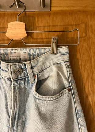 Bershka light denim mom jeans size 32, marca: Bershka, estado: Muito bom, tamanho: XXS / 32 / 4, €8.00, €9.10 inclui Proteção do Comprador