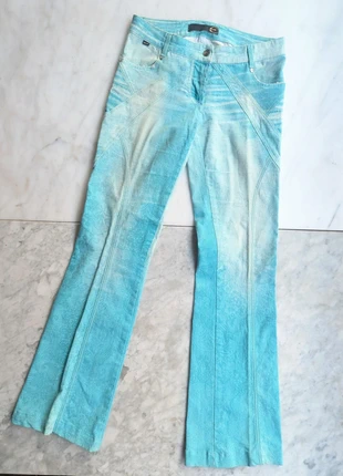 Vintage Y2K - Jeans Just Cavalli - Estilo Único Azul Turquesa Degradado
Talla 28, merk: Just Cavalli, staat: Heel goed, maat: M / 38 / 10, € 65,00, € 68,95 inclusief Kopersbescherming