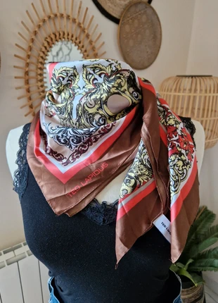 Ted Lapidus 🌸 Foulard vintage tons marron / rose carré satiné 75X75 cm à motifs, merk: Ted Lapidus, staat: Heel goed, € 5,00, € 5,95 inclusief Kopersbescherming Pro