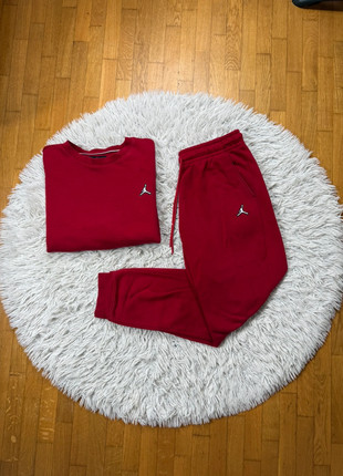 Ensemble Jordan rouge col rond et jogging large taille M, marque: Jordan, état: Très bon état, taille: M, 55,00 €, 58,45 € Protection acheteurs incluse