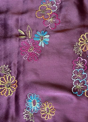 Longue écharpe soie brodée prune neuve, état: Neuf sans étiquette, 10,00 €, 11,20 € Protection acheteurs incluse