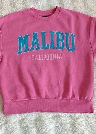 Roze sweater met “Malibu California” opdruk., brand: Gina Tricot, condizioni: Ottime, taglia: XS / IT 38 / EU 34, €4.50, €5.43 include la Protezione acquisti