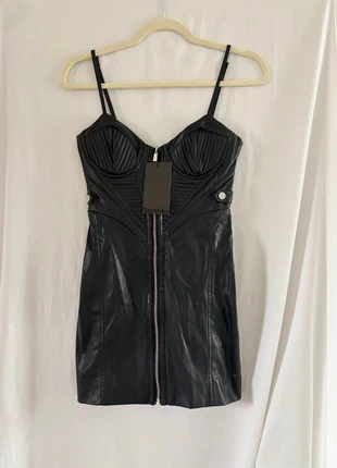 Robe simili-cuir noire matelassée Bershka - Neuve avec étiquette (S/XS), merk: Bershka, staat: Nieuw met prijskaartje, maat: S / 36 / 8, € 15,00, € 16,45 inclusief Kopersbescherming Pro