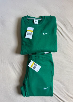 Ensemble Nike club vert taille S, marque: Nike, état: Neuf sans étiquette, taille: S, 75,00 €, 79,45 € Protection acheteurs incluse