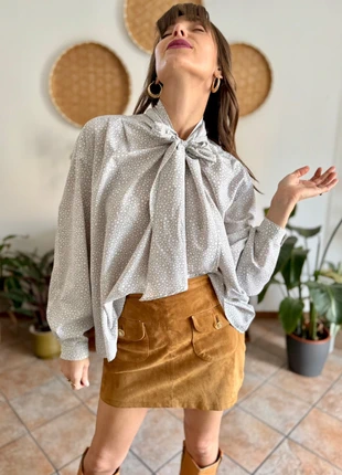 1970's vintage grey and white polkadot bow tie blouse, brand: Unique Vintage, condizioni: Ottime, taglia: XL / IT 46 / EU 42, €15.00, €16.45 include la Protezione acquisti Pro