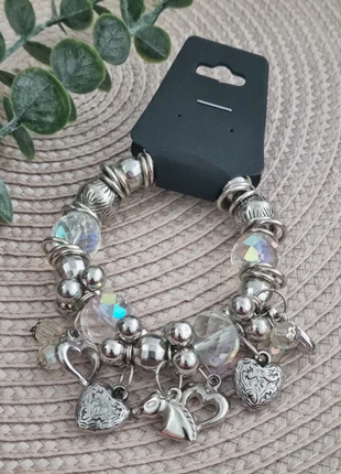 Zilverkleurige armband / bedels & witte kralen #3, état: Très bon état, 1,00 €, 1,75 € Protection acheteurs (Pro) incluse