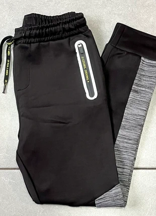 Pantalon noir et gris sport garçon 10 ans 140 cm Liberto, marque: Liberto, état: Bon état, taille: 10 ans / 140 cm, 2,50 €, 3,33 € Protection acheteurs incluse